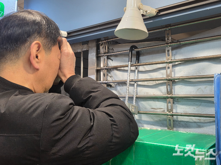 대전중앙로지하상가 상인이 강제 철거당한 점포를 보고 망연자실하고 있다. 박우경 기자