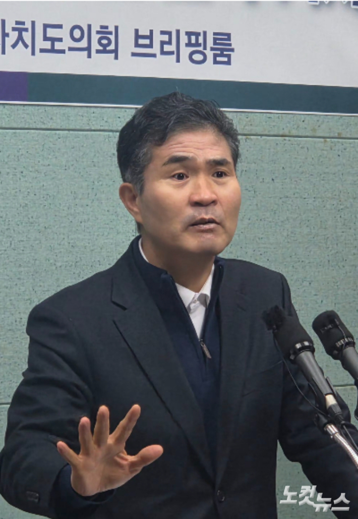 민주당 이원택 국회의원이 12일 전북도의회에서 기자회견을 열어 재생에너지 관련 정책을 발표하고 있다. 최명국 기자