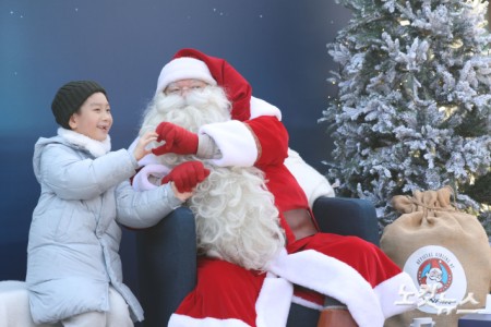 한국을 찾은 핀란드 공인 산타클로스가 12일 서울 중구 남산타워 앞에서 어린이와 기념촬영을 하고 있다.