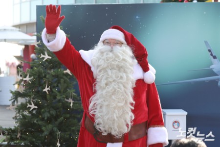 한국을 찾은 핀란드 공인 산타클로스가 12일 서울 중구 남산타워 앞에서 시민들과 인사를 나누고 있다.