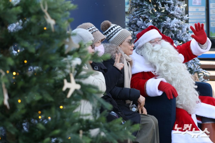 한국을 찾은 핀란드 공인 산타클로스가 12일 서울 중구 남산타워 앞에서 시민들과 인사를 나누고 있다.