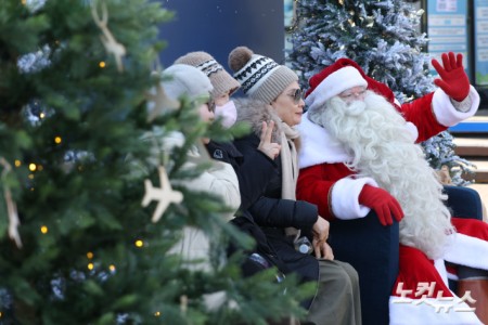 한국을 찾은 핀란드 공인 산타클로스가 12일 서울 중구 남산타워 앞에서 시민들과 인사를 나누고 있다.