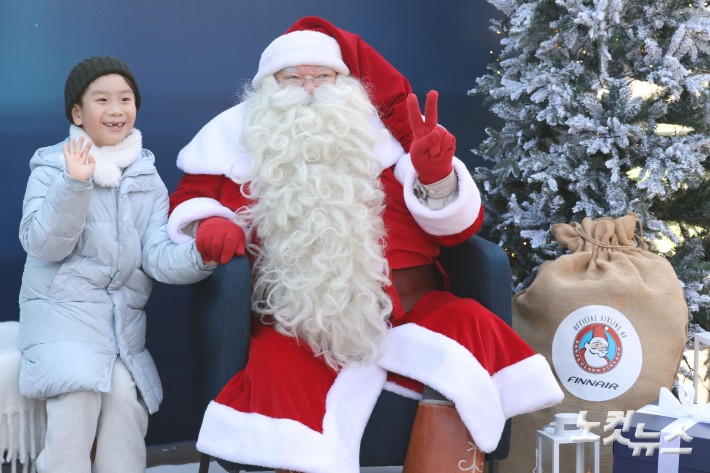 한국을 찾은 핀란드 공인 산타클로스가 12일 서울 중구 남산타워 앞에서 어린이와 기념촬영을 하고 있다.