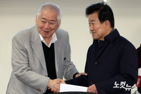 인사하는 정동영 통일부 장관-문정인 명예교수