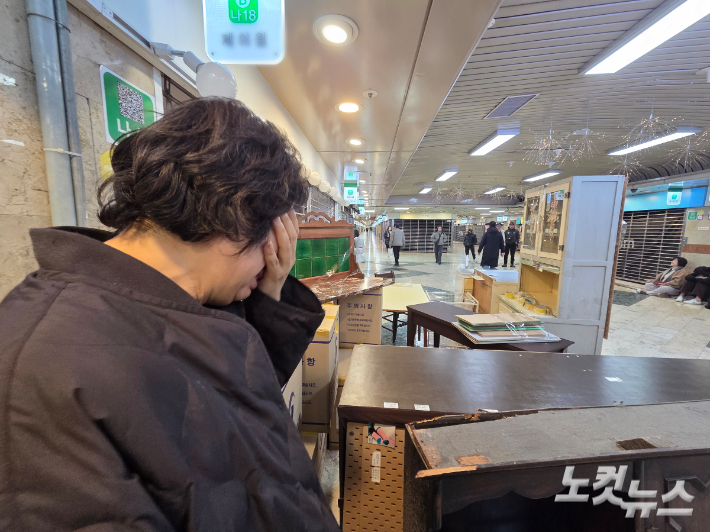 새벽사이 점포를 강제 철거당한 대전중앙로지하상가 상인이 눈물을 흘리고 있다. 박우경 기자