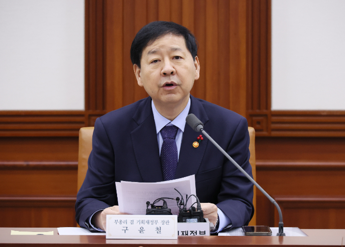 구윤철 부총리 겸 기획재정부 장관이 12일 서울 종로구 정부서울청사에서 열린 대외경제장관회의에서 발언하고 있다. 연합뉴스