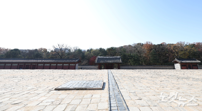 유네스코 세계유산인 종묘 앞 세운4구역 재개발사업의 고층 빌딩 조성 계획에 정부와 유네스코가 우려를 나타내는 등 정부와 서울시의 갈등이 이어지고 있는 가운데 19일 서울 종로구 종묘 정전 하월대에서 바라본 세운4구역 재개발 사업지 방향. 류영주 기자