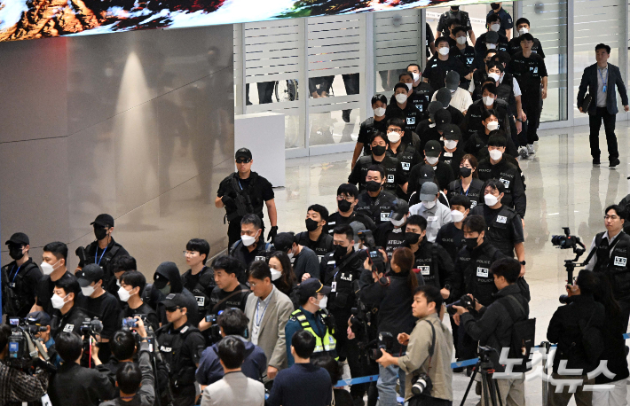 캄보디아 당국의 범죄단지 단속으로 적발돼 구금됐던 한국인들이 지난 10월 18일 오전 인천국제공항 2터미널을 통해 송환되고 있다. 인천공항=황진환 기자