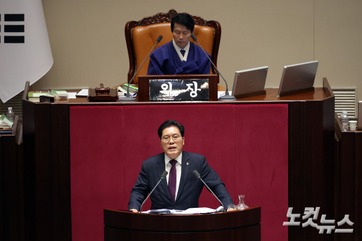 국민의힘 송석준 의원이 12일 오전 서울 여의도 국회에서 열린 제430회국회(임시회) 제1차 본회의에서 형사소송법 일부개정법률안에 대한 무제한 토론을 하고 있다. 윤창원 기자