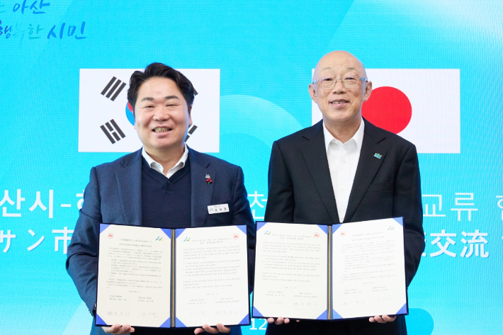 오세현 아산시장(왼쪽)이 카츠마타 히로유키 하코네 정장과 업무협약을 체결했다. 아산시 제공