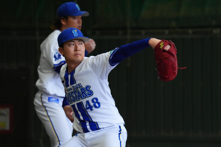 롯데와 15만 달러에 입단 계약한 우완 교야마. 롯데 자이언츠 