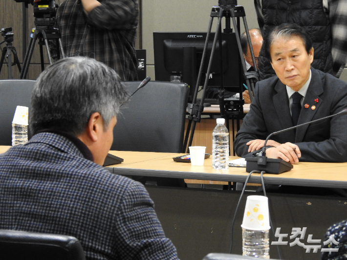 권오을 국가보훈부 장관이 11일 제주4.3평화공원에서 4.3유족들과 대화하고 있다. 이인 기자 