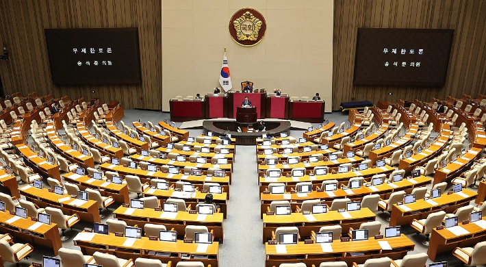 국민의힘 송석준 의원이 12일 국회에서 열린 12월 임시국회 1차 본회의에서 형사소송법 일부개정법률안에 대한 무제한 토론(필리버스터)을 하고 있다. 연합뉴스
