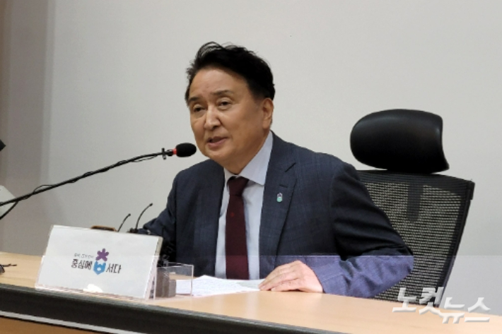 김영환 충북지사가 청탁금지법 위반 혐의 등 경찰 수사에 대해 입장을 밝히고 있다. 박현호 기자