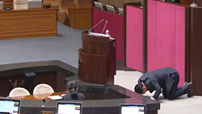 국민의힘 송석준 의원이 12일 국회에서 열린 12월 임시국회 1차 본회의에서 형사소송법 일부개정법률안에 대한 무제한 토론(필리버스터)을 시작하며 "토론하기 전에 국민께 큰절로 사죄의 마음을 표하겠다"며 큰절하고 있다. 연합뉴스