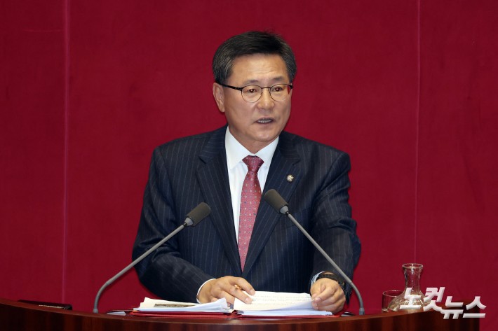 12일 서울 여의도 국회에서 열린 본회의에서 국민의힘 이헌승 의원이 은행법 일부개정법률안에 대한 무제한토론(필리버스터)을 하고 있다