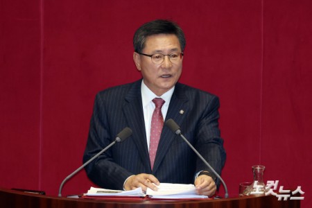 12일 서울 여의도 국회에서 열린 본회의에서 국민의힘 이헌승 의원이 은행법 일부개정법률안에 대한 무제한토론(필리버스터)을 하고 있다