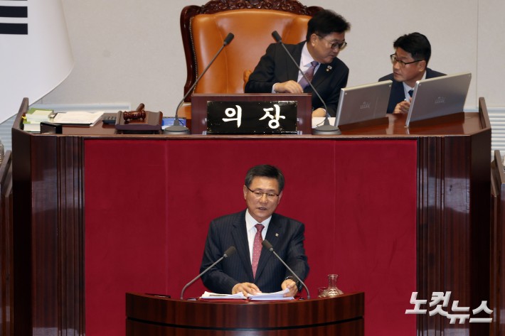 12일 서울 여의도 국회에서 열린 본회의에서 국민의힘 이헌승 의원이 은행법 일부개정법률안에 대한 무제한토론(필리버스터)을 하고 있다