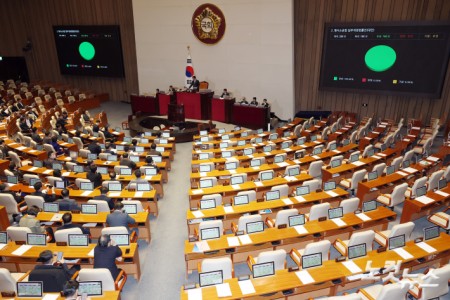 12일 서울 여의도 국회에서 열린 본회의에서 국민의힘 불참 속에 형사소송법 일부개정법률안(대안)이 가결되고 있다.
