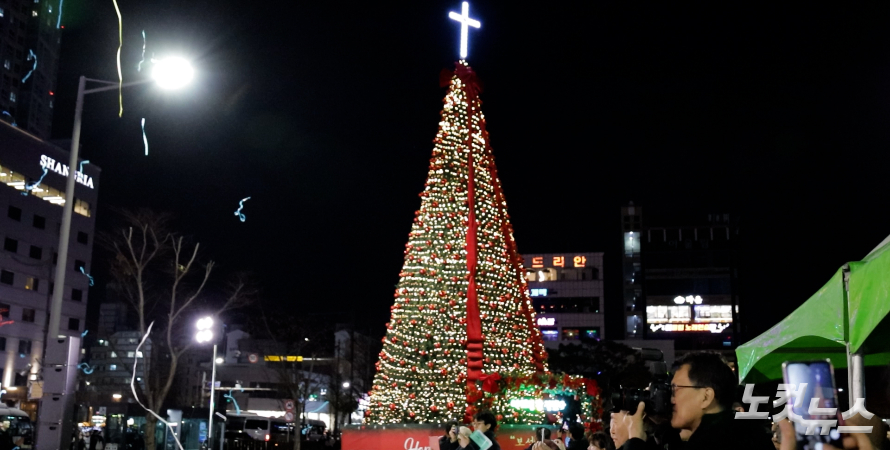 목포 평화 광장에 대형 성탄트리가 세워졌다. 광주CBS 뉴스화면 캡쳐