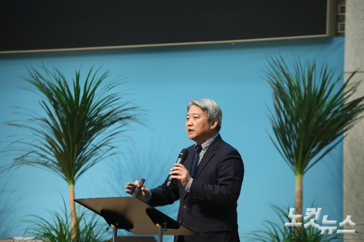 '선교적 교회의 어제와 오늘'을 주제로 강의하고 있는 성석환 교수. 최화랑 기자