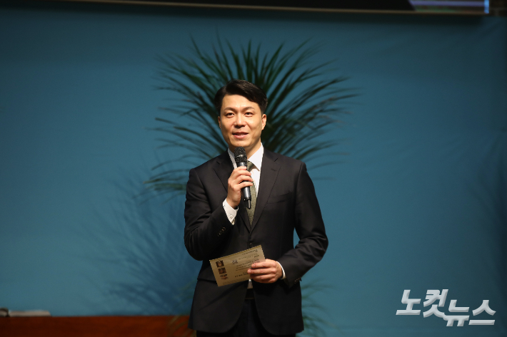 세미나 참석자들에게 환영 인사를 전하는 전주시온성교회 김승환 목사. 최화랑 기자
