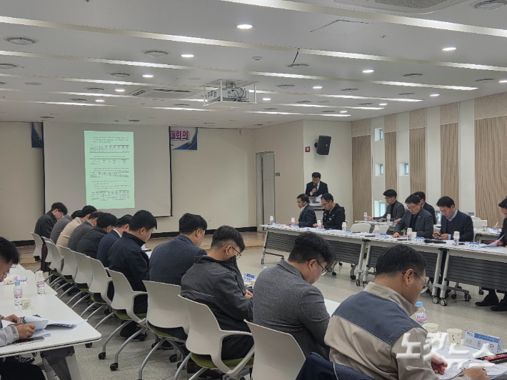 전라남도는 12일 한국산업단지공단 전남지역본부에서 여수 석유화학산업 위기대응 협의체 확대 회의를 개최했다. 유대용 기자