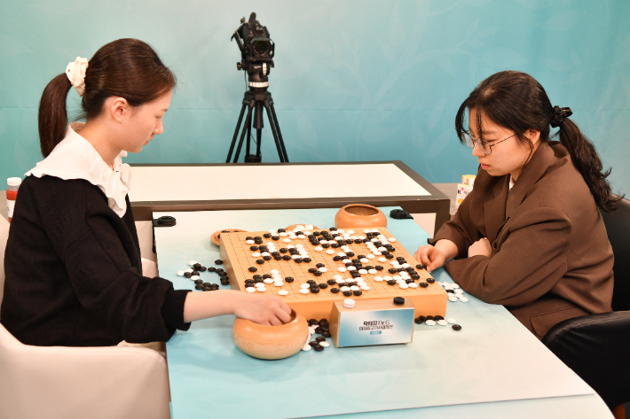 지난 5월 15일 열린 '2025 닥터지 여자 최고기사 결정전' 최종국. 대국 후 복기하는 최정 9단(사진 오른쪽)과 김은지 9단. 한국기원 제공