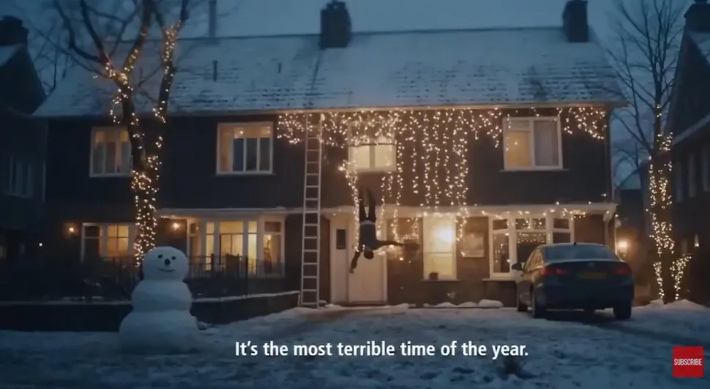 네덜란드 맥도날드가 지난 6일 공개한 크리스마스 광고. '일 년 중 가장 끔찍한 시기'란 영문 자막이 눈이 내린 2층 집을 배경으로 한 영상 하단에 달려있다. 맥도날드 제공