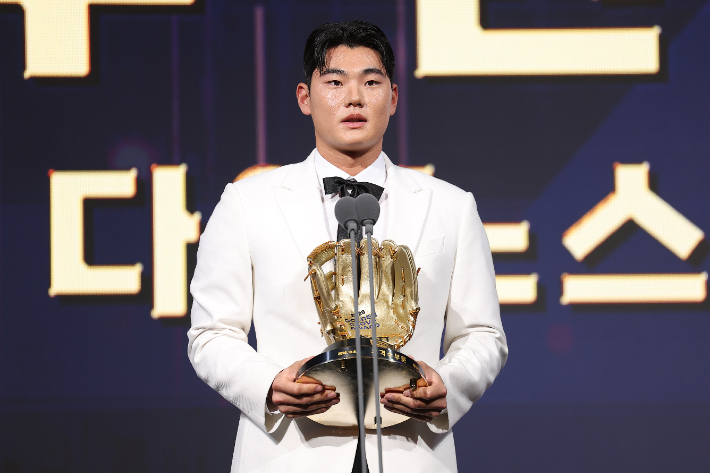 9일 서울 송파구 롯데호텔 월드에서 열린 프로야구 2025 신한 SOL뱅크 골든 글러브 시상식에서 유격수 부문을 수상한 김주원이 소감을 말하고 있다. 연합뉴스 