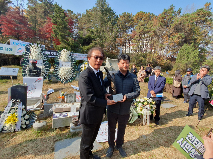 문길주 센터장(오른쪽)이 지난달 전태일 묘역에서 제33회 전태일 노동상 대상을 수상했다. 전태일 재단 제공