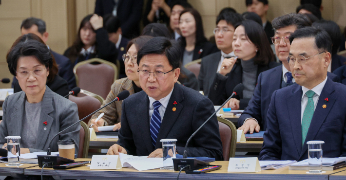 최교진 교육부 장관이 12일 세종시 정부세종컨벤션센터에서 이재명 대통령에게 업무보고를 하고 있다. 연합뉴스