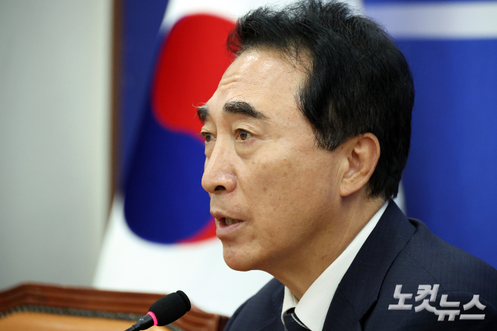 더불어민주당 박수현 수석대변인이 12일 서울 여의도 국회에서 현안 관련 기자간담회를 갖고 있다. 윤창원 기자