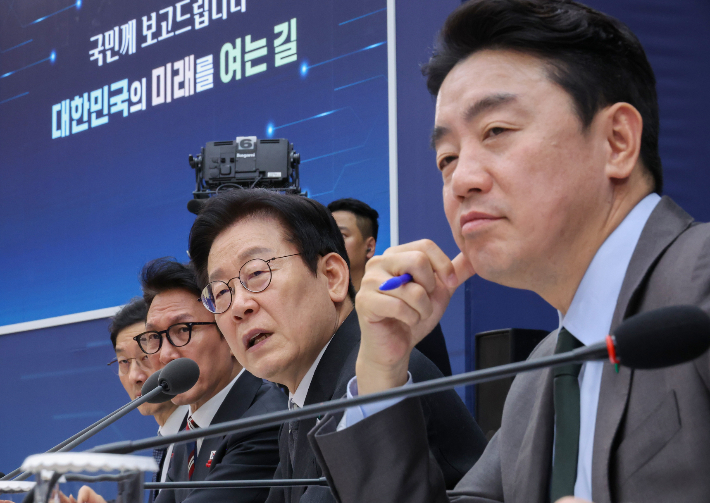 이재명 대통령이 12일 세종시 정부세종컨벤션센터에서 열린 국토교통부 업무보고에서 발언하고 있다. 연합뉴스