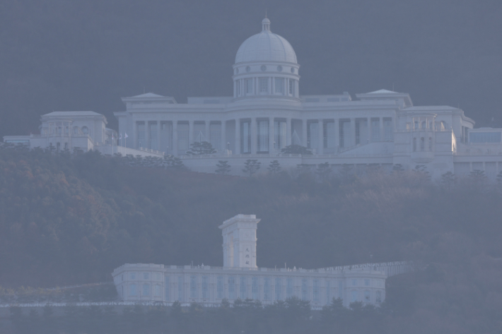 적막한 가평 통일교 본부     (가평=연합뉴스) 임병식 기자 =  통일교 금품수수 의혹이 정치권을 강타한 가운데 12일 오전 경기도 가평군 통일교 천정궁 일대가 적막하다. 2025.12.12     andphotodo@yna.co.kr (끝)   <저작권자(c) 연합뉴스, 무단 전재-재배포, AI 학습 및 활용 금지> 연합뉴스