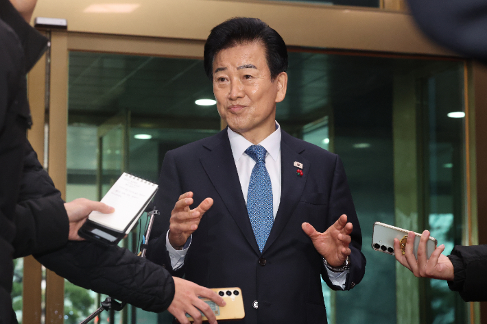 통일교 금품수수 의혹 관련 입장 밝히는 정동영 장관     (서울=연합뉴스) 서대연 기자 = 정동영 통일부 장관이 11일 서울 종로구 정부서울청사로 들어서며 통일교 금품수수 의혹에 대해 입장을 밝히고 있다.      정 장관은 윤영호 전 통일교 세계본부장을 10분간 한 차례 만났을 뿐이라며, 윤 전 본부장이 특검에서 진술한 금품 제공 정치인에 자신이 포함됐다는 보도는 허위라고 이날 주장했다. 2025.12.11     dwise@yna.co.kr (끝)   <저작권자(c) 연합뉴스, 무단 전재-재배포, AI 학습 및 활용 금지> 연합뉴스