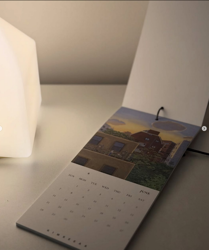 월별 연작은 2026년 달력 굿즈로도 제작돼 판매되고 있다. 이슬아 작가 인스타그램 캡쳐