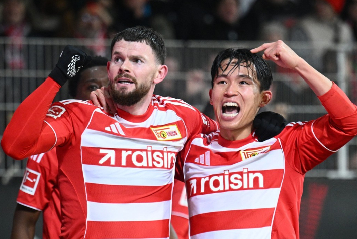 올리버 버크(왼쪽)와 골세리머니를 펼치는 정우영. 연합뉴스