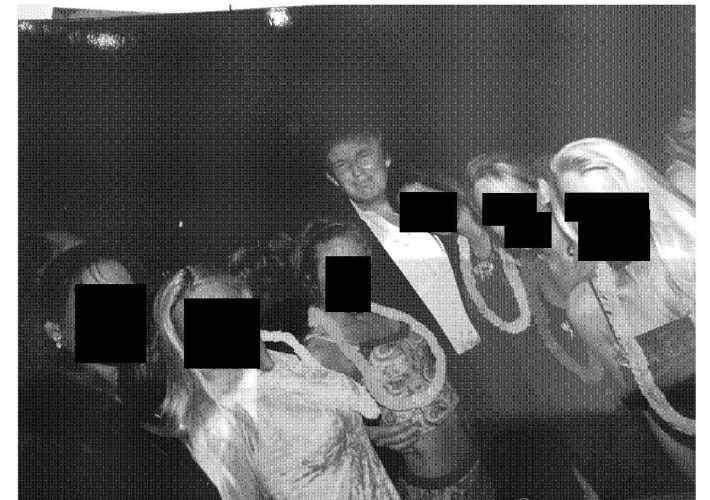 엡스타인이 보관해온 사진으로 트럼프 대통령이 여러 여성과 나란히 있다. 미국 하원 감독위원회 소속 민주당 의원들이 12일(현지시간) 이 사진을 공개했다. 연합뉴스