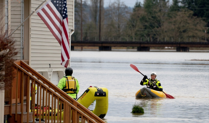홍수가 발생한 미국 워싱턴주 스노호미시 지역에서 11일(현지시간) 구조대원들이 한 주택의 주민을 대피시키기 위해 준비하고 있다. 연합뉴스