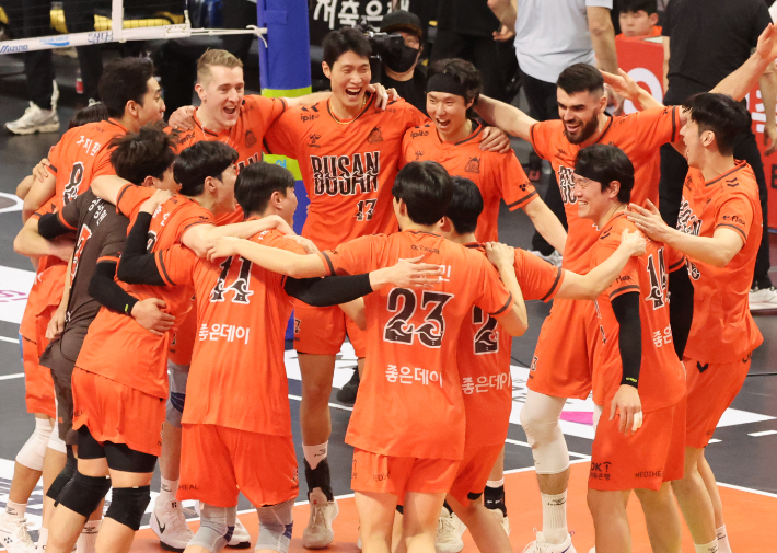 12일 부산 강서체육관에서 열린 프로배구 V리그 남자부 OK저축은행 읏맨과 대한항공 점보스의 경기에서 대한항공의 11연승을 저지하고 3-0으로 승리한 OK저축은행 선수들이 기쁨을 나누고 있다. 연합뉴스 