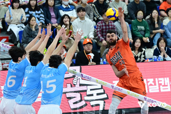 OK저축은행 디미트로프(오른쪽)가 대한항공 3인 블로커들을 상대로 강타를 터뜨리는 모습. 한국배구연맹 