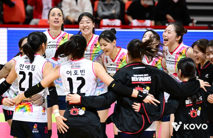 페퍼저축은행을 꺾고 기뻐하는 정관장 선수들. 한국배구연맹  