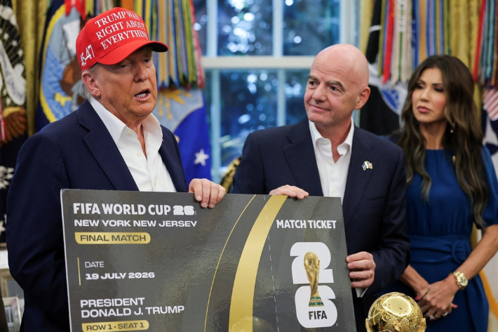 북중미 월드컵 결승전 티켓을 받은 도널드 트럼프 미국 대통령. 연합뉴스