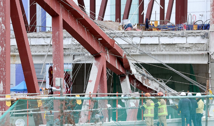 광주대표도서관 붕괴 사고 사흘째인 13일 오전 광주 서구 치평동 사고 현장. 연합뉴스