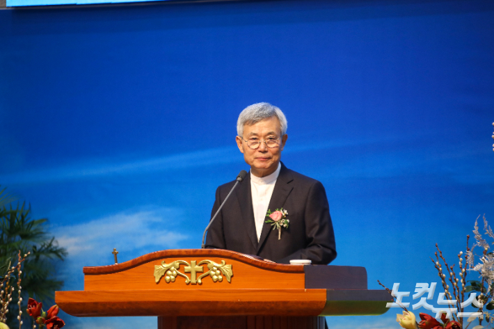 답사를 전하며 31년 목회 여정을 돌아보는 홍동필 원로목사. 최화랑 기자