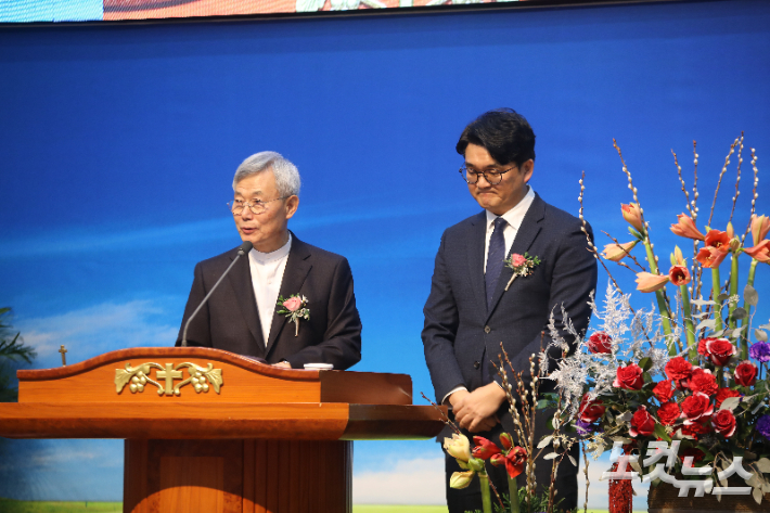 홍동필 원로목사가 은퇴 감사예배 자리에서 신임 담임목사 윤영석 목사를 소개하고 있다. 최화랑 기자