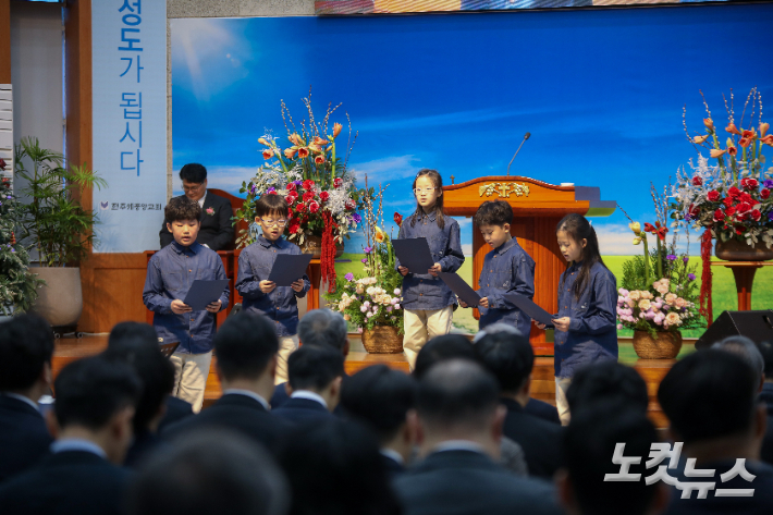 홍동필 목사의 손주들이 '사명'을 찬양하며 은퇴 감사예배를 축하하고 있다. 최화랑 기자