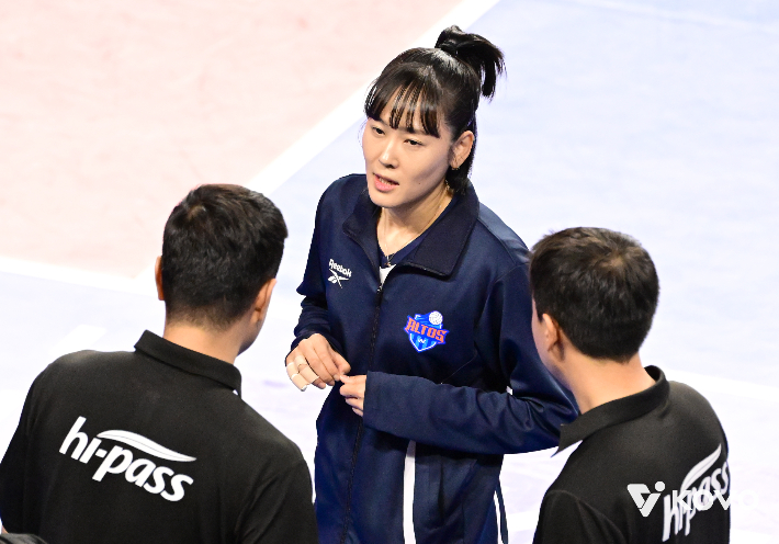 기업은행 임명옥이 지난달 19일 경기를 앞두고 도로공사 스태프와 대화를 나누는 모습. KOVO 