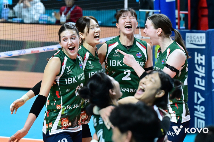 기업은행 선수들이 지난 10일 GS칼텍스와 경기에서 승리한 뒤 기뻐하는 모습. 한국배구연맹 